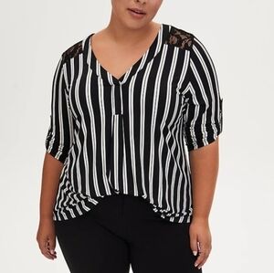 🎄🎁Torrid 2 (20) Shirt Black White Stripe Lace Inset Plus Sz Studio Knit V-Neck